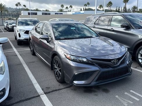 Used 2022 Toyota Camry SE image 2