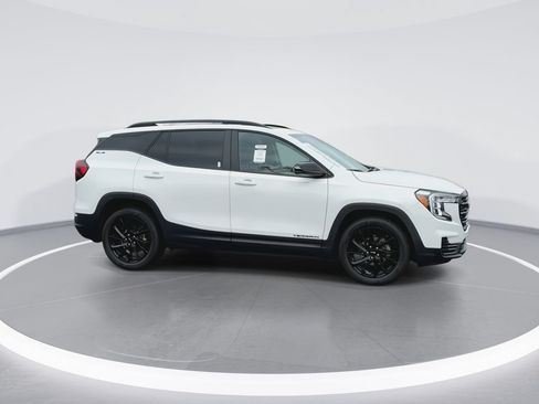 Used 2024 GMC Terrain SLE w/ Driver Convenience Package FWD image 9