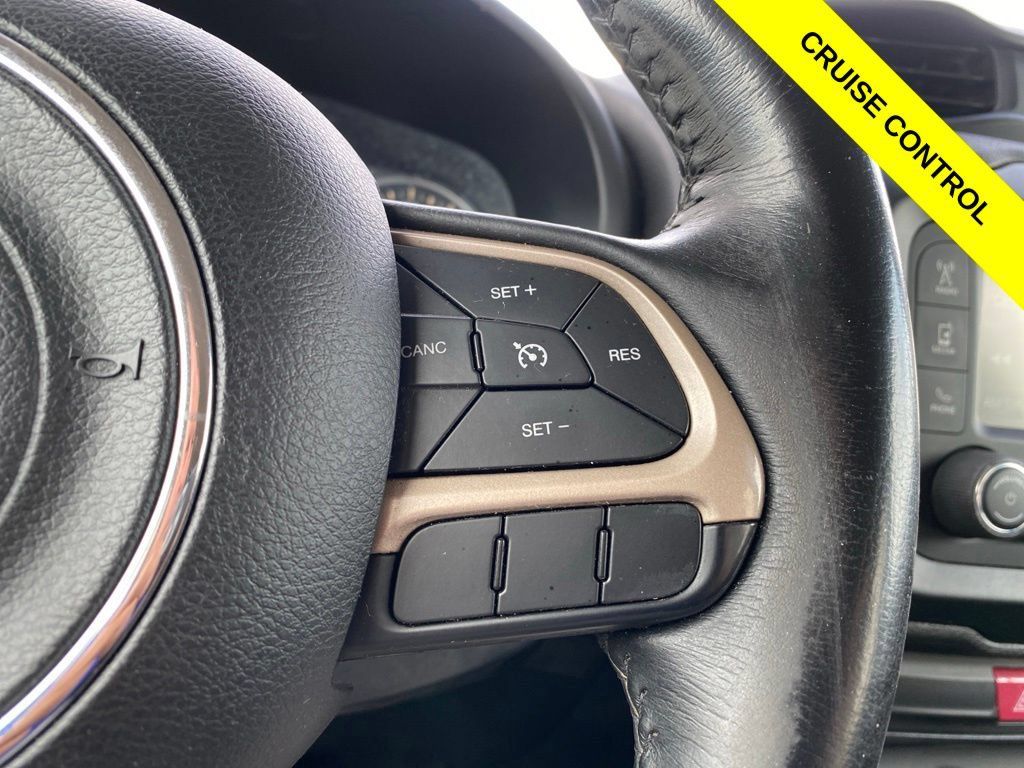 Used 2017 Jeep Renegade Latitude FWD image 9