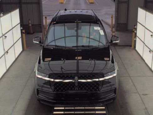 Used 2025 Lincoln Navigator Reserve w/ Jet Appearance Package image 2