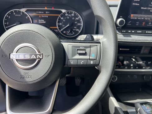 Used 2023 Nissan Rogue SV FWD image 17