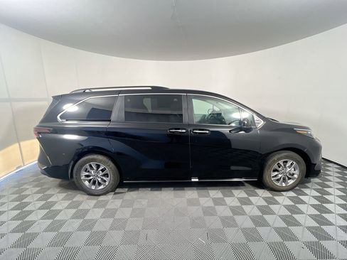 Used 2026 Toyota Sienna XLE FWD image 2