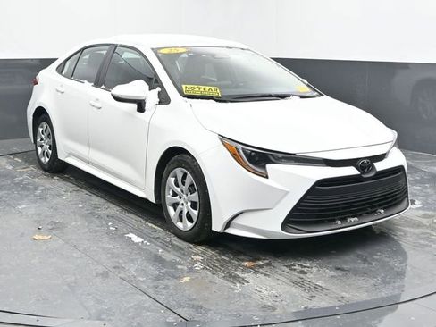 Used 2025 Toyota Corolla LE image 2