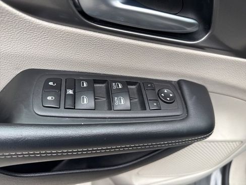 Used 2023 Chrysler Pacifica Touring-L image 25