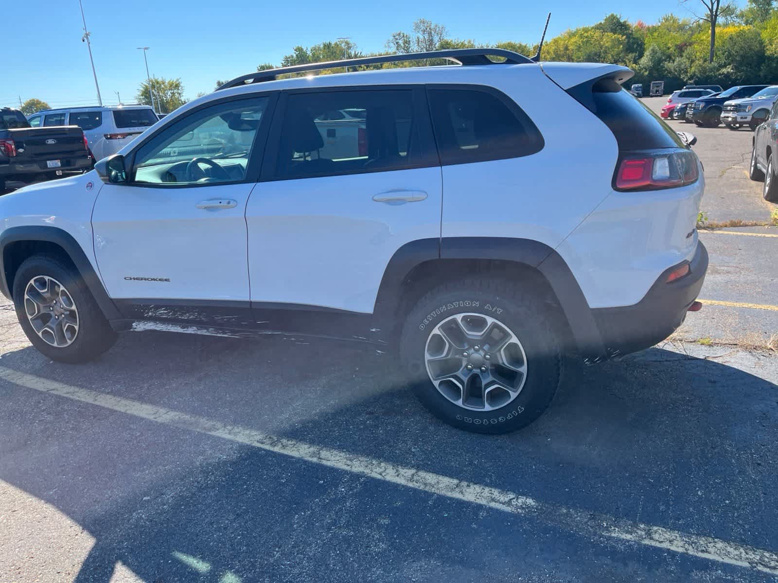 Used 2020 Jeep Cherokee Trailhawk w/ Cold Weather Group AWD/4WD image 7