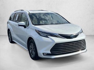 Used 2022 Toyota Sienna XLE video 3