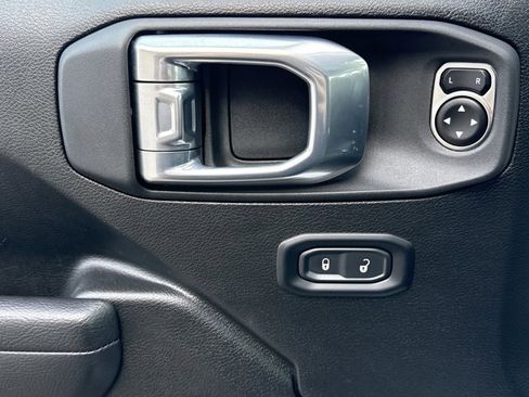 Used 2025 Jeep Wrangler Unlimited Rubicon image 12