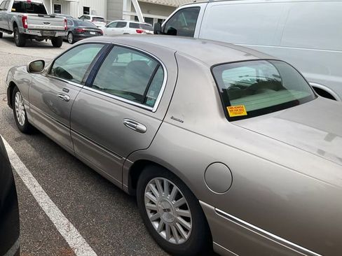 Used 2003 Lincoln Town Car Executive RWD image 4