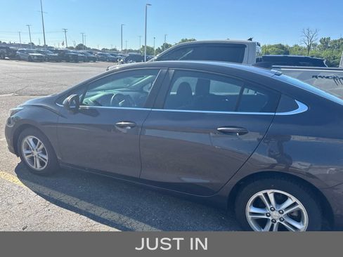 Used 2017 Chevrolet Cruze LT FWD image 18