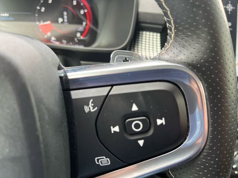 Used 2019 Volvo XC40 T5 R-Design image 14