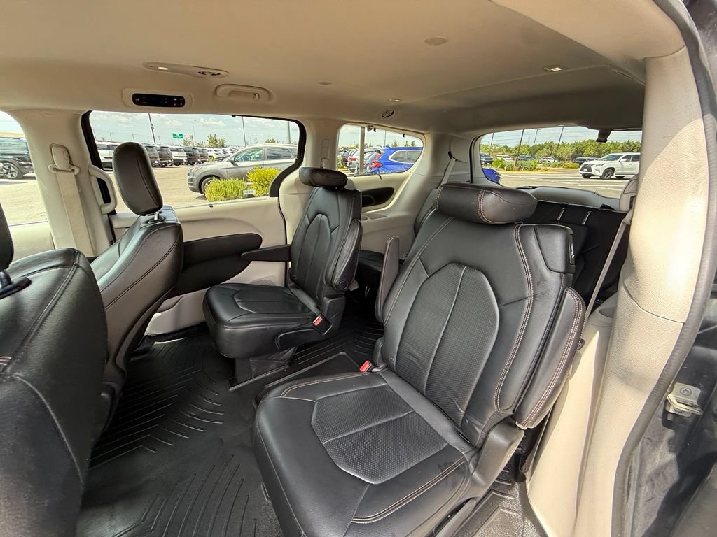 Used 2018 Chrysler Pacifica Touring-L FWD image 16
