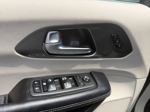 Used 2022 Chrysler Pacifica Touring-L AWD/4WD image 11