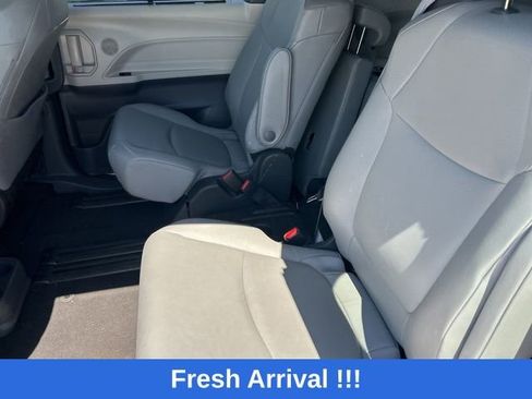 Used 2024 Toyota Sienna XLE FWD image 18