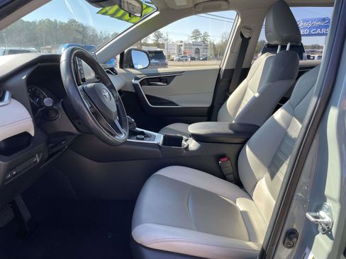 Used 2022 Toyota RAV4 XLE Premium image 11