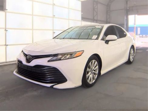 Used 2018 Toyota Camry LE FWD image 1