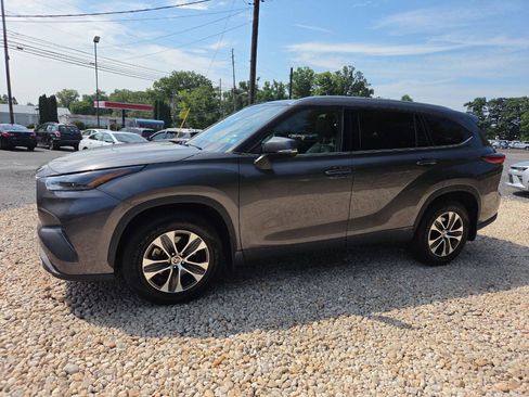 Used 2021 Toyota Highlander XLE AWD/4WD image 4