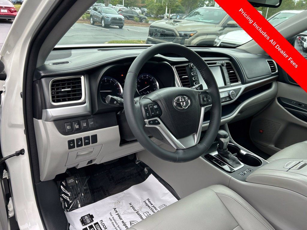 Used 2016 Toyota Highlander Limited Platinum FWD image 3
