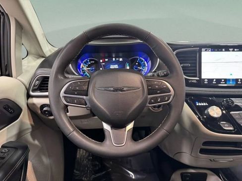 Used 2024 Chrysler Pacifica Limited FWD image 10