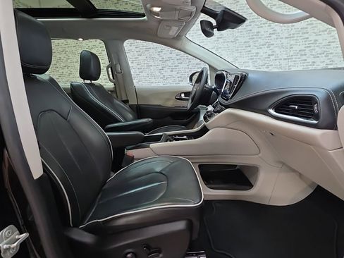 Used 2023 Chrysler Pacifica Limited image 8