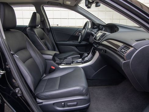 Used 2017 Honda Accord Touring image 21