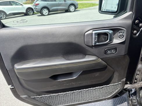 Used 2025 Jeep Wrangler Unlimited Sahara AWD/4WD image 17