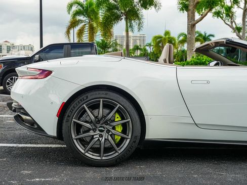 Used 2019 Aston Martin DB11 Volante image 10