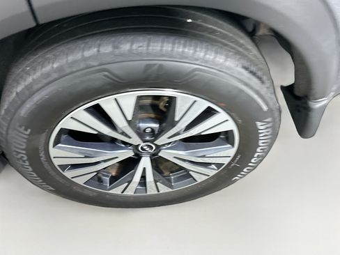 Used 2023 Nissan Rogue SV FWD image 11