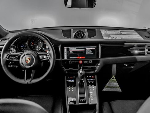 Certified 2026 Porsche Macan AWD/4WD image 21