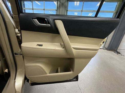 Used 2012 Toyota Highlander FWD w/ Tech Pkg image 20