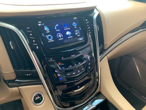 Used 2018 Cadillac Escalade Platinum RWD image 18