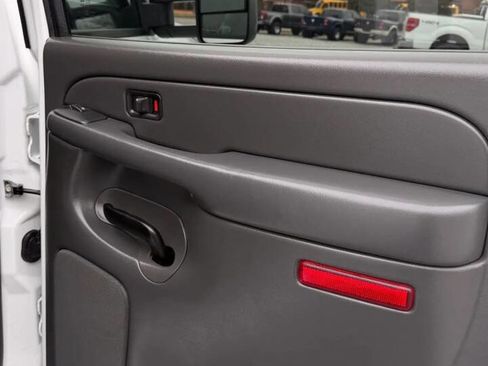 Used 2005 Chevrolet Silverado 2500 LT w/ Heavy-Duty Power Package image 20