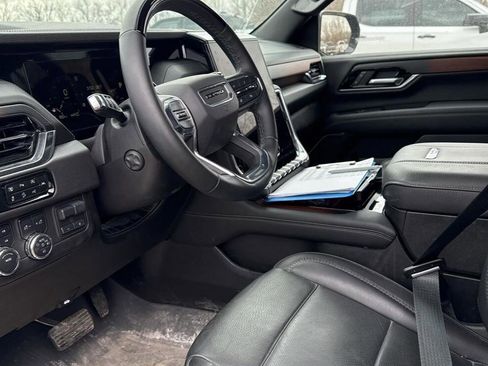 Used 2025 GMC Yukon Denali w/ Denali Reserve Package image 9