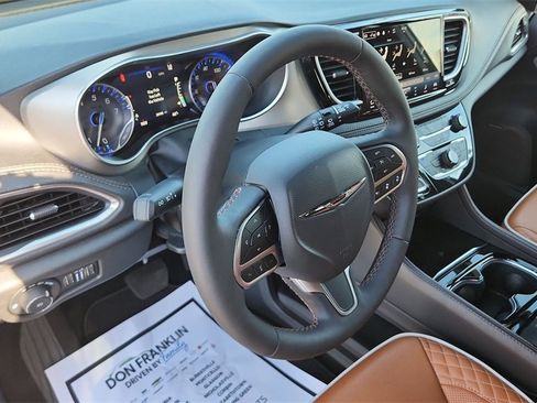 Used 2024 Chrysler Pacifica Pinnacle w/ Trailer Tow Group image 18