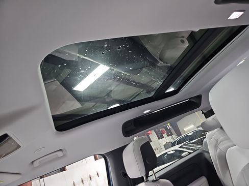 Used 2025 Land Rover Defender 90 X-Dynamic SE image 32