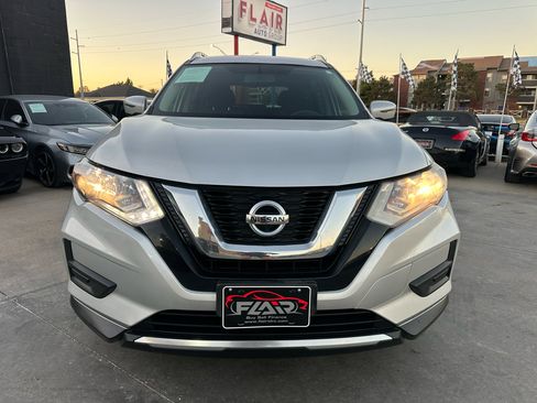 Used 2017 Nissan Rogue SV image 2