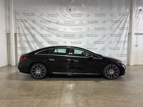 Used 2023 Mercedes-Benz EQS 580 4MATIC Sedan w/ Exclusive Trim Package image 3