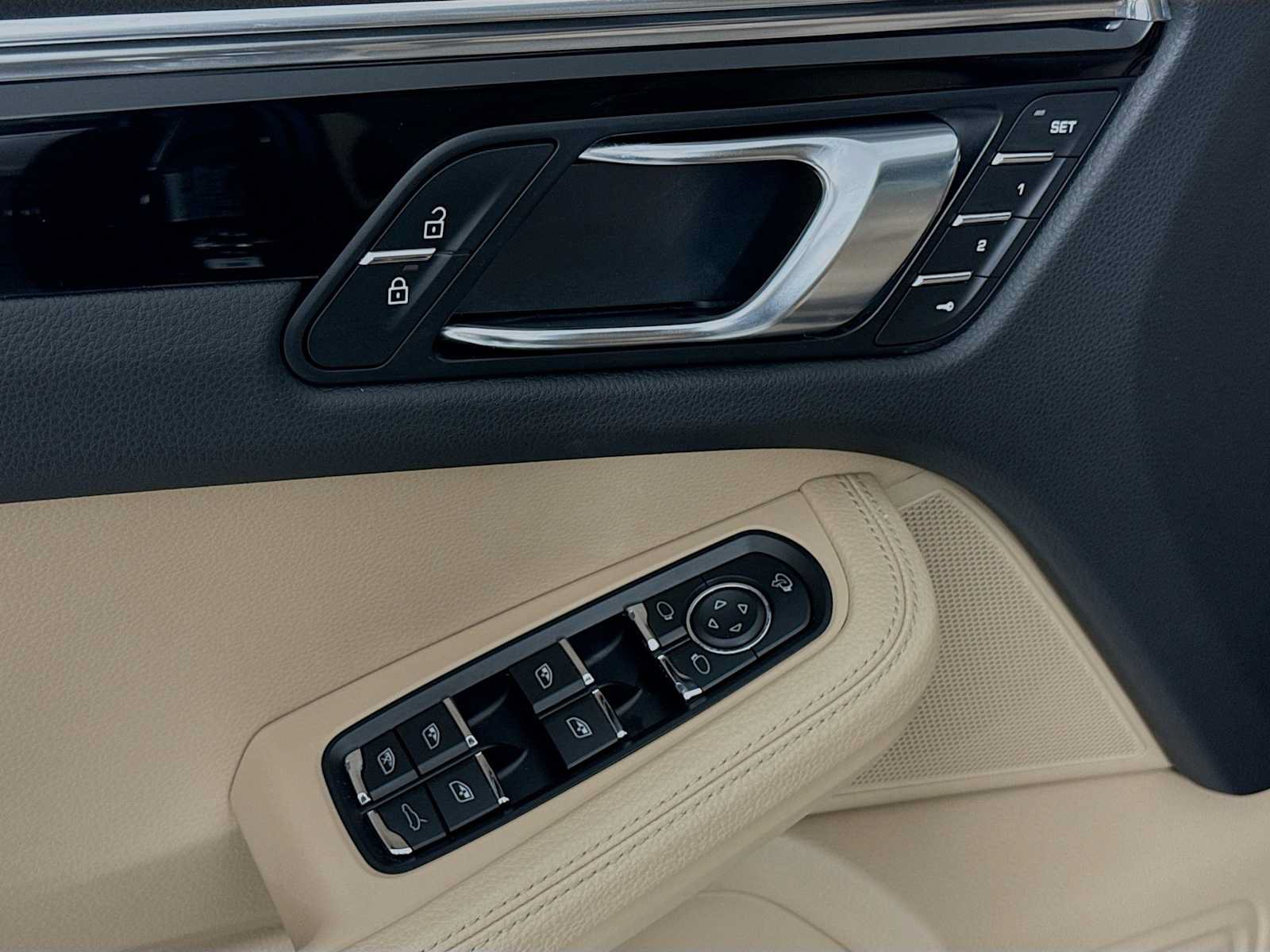 Certified 2026 Porsche Macan AWD/4WD image 11