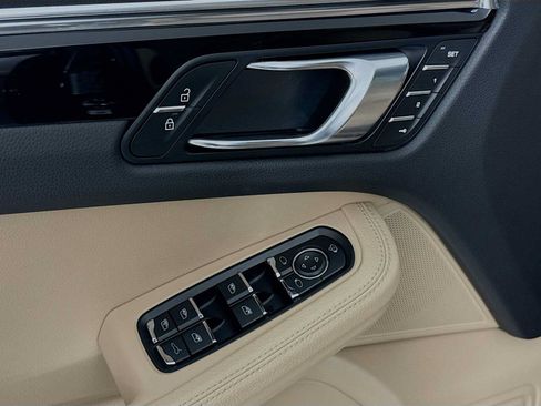 Certified 2026 Porsche Macan AWD/4WD image 11