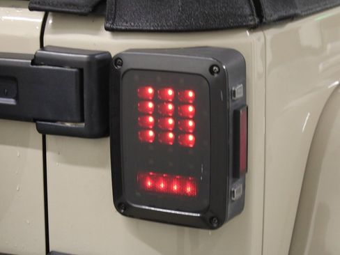 Used 2016 Jeep Wrangler Unlimited Sahara image 8