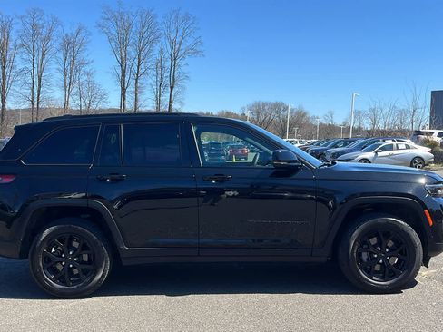 Used 2025 Jeep Grand Cherokee Altitude image 8