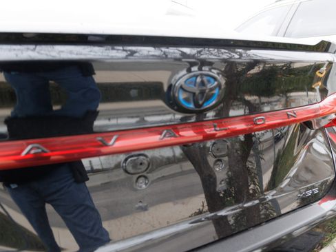 Used 2022 Toyota Avalon XSE image 12