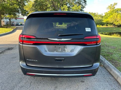 Used 2022 Chrysler Pacifica Touring-L image 4