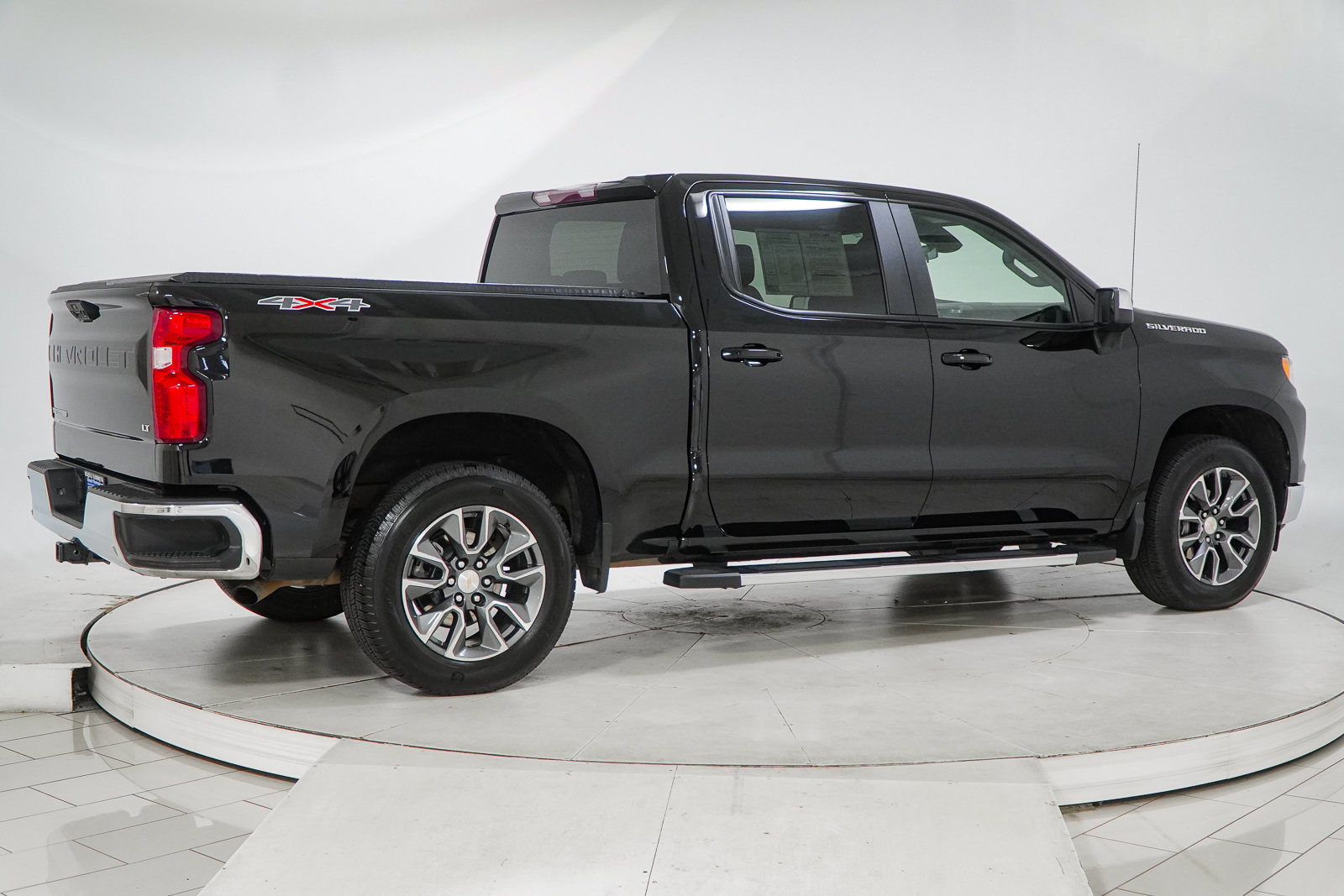 Used 2025 Chevrolet Silverado 1500 LT AWD/4WD image 13