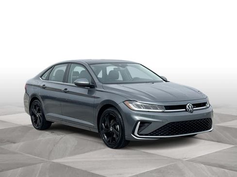 Used 2025 Volkswagen Jetta SE FWD image 2