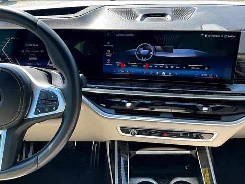 Used 2025 BMW X7 M60i image 6