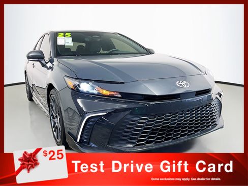 Used 2025 Toyota Camry SE w/ Convenience Package FWD image 1