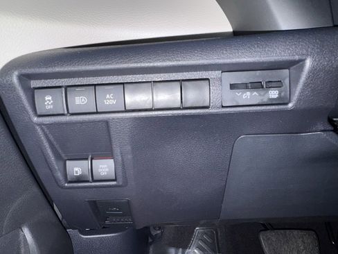 Used 2024 Toyota Sienna Limited image 35