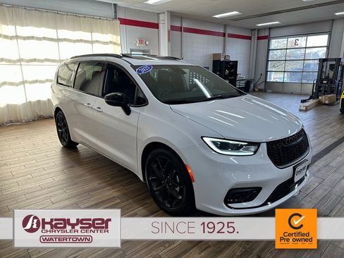 Certified 2025 Chrysler Pacifica Limited image 6