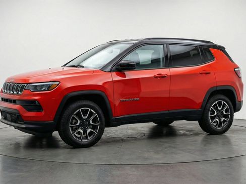 Used 2025 Jeep Compass Trailhawk AWD/4WD image 2