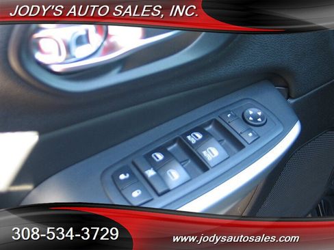 Used 2018 Jeep Cherokee Trailhawk image 3